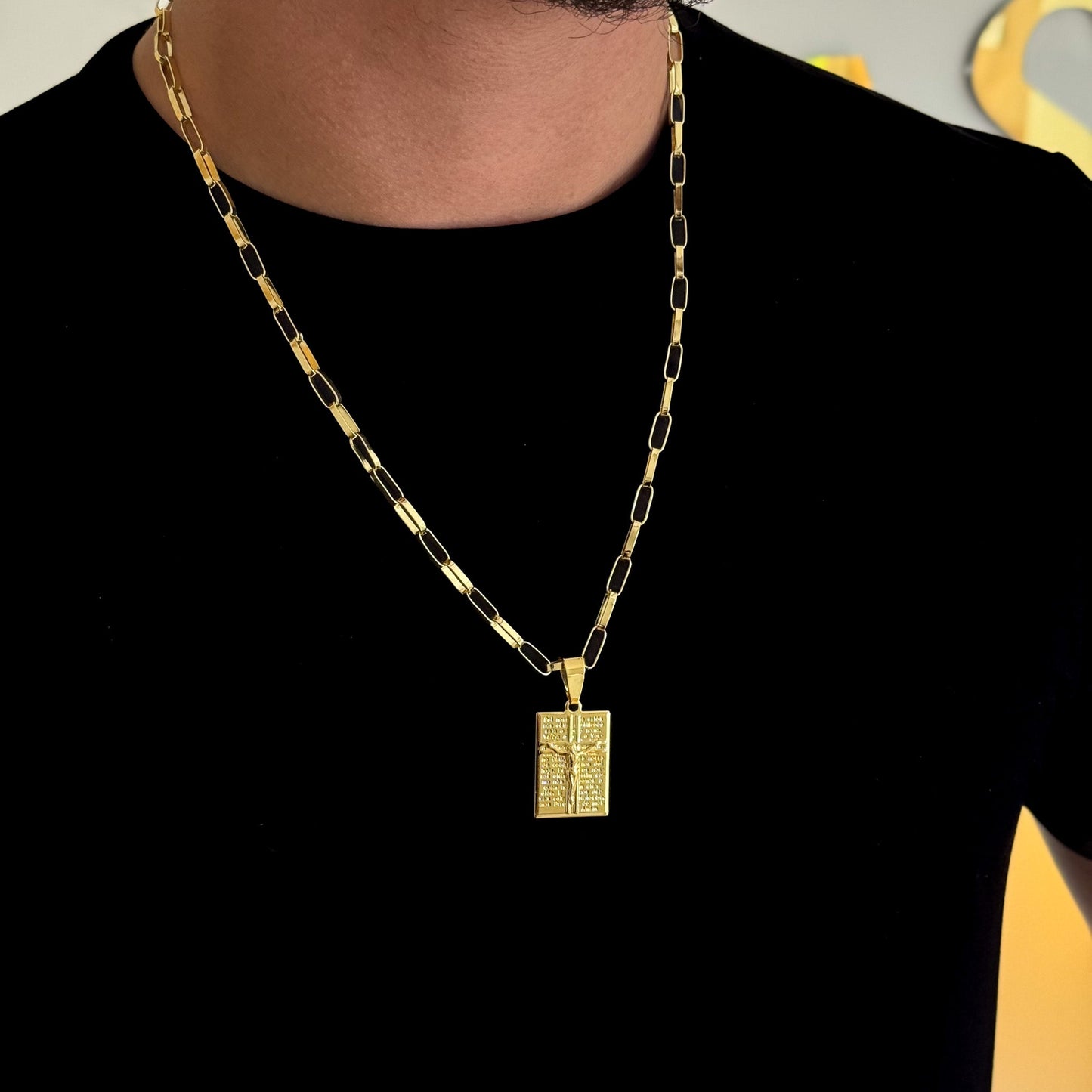 Colar Plaquinha Jesus Crucificado - Corrente Elo Alongado Banhado A Ouro 18k